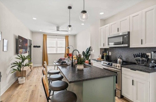 Passyunk Square Apartment | Passyunk Square Spacious 1 BR Oasis- Huge Deck