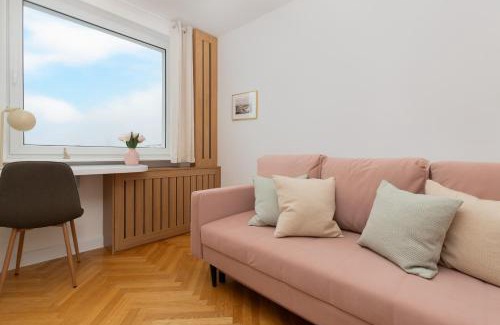 Kamienna Gora Apartment | Pastel Apartment with Two Bedrooms and Balcony in Gdynia by Noclegi Renters