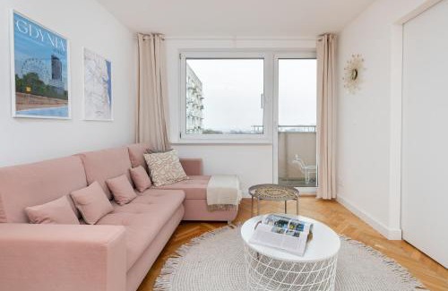 Kamienna Gora Apartment | Pastel Apartment with Two Bedrooms and Balcony in Gdynia by Noclegi Renters