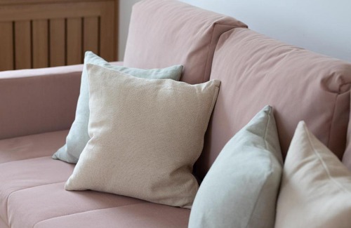 Kamienna Gora Apartment | Pastel Apartment with Two Bedrooms and Balcony in Gdynia by Noclegi Renters