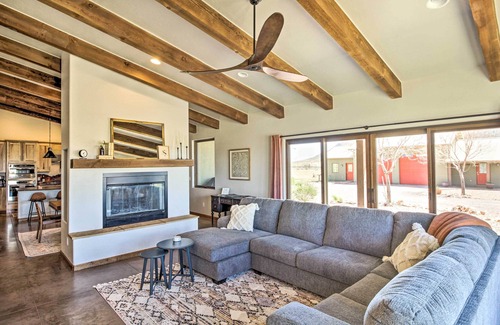Elgin House | Pastoral Elgin Escape w/Covered Patio & Grill!