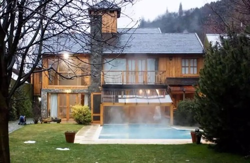 Lanin National Park House | Patagonia Casa Sur - Luxury mansion with swimming pool and barbecue area