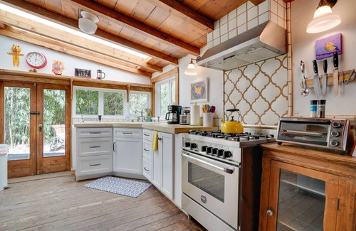 Patagonia Cottage | Patagonia Cottage w/Patio & Yard: Walk to Town!