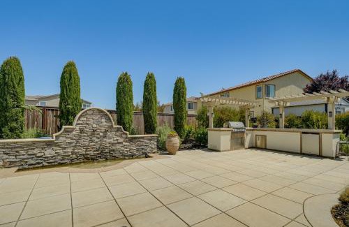Manteca House | Patio and Outdoor Kitchen Manteca Family Home