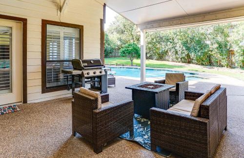 Bedford House | Patio and Yard Family Home 12 Mi to ATandT Stadium!