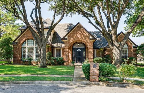 Bedford House | Patio and Yard Family Home 12 Mi to ATandT Stadium!