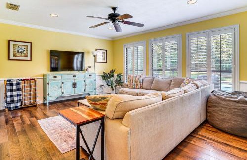 Bedford House | Patio and Yard Family Home 12 Mi to ATandT Stadium!