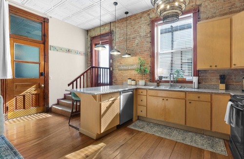 Great Falls Apartment | Patio/Fire Pit | In Unit Laundry | Downtown | Parking | King Bed