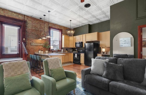 Great Falls Apartment | Patio/Fire Pit | In Unit Laundry | Downtown | Parking | King Bed