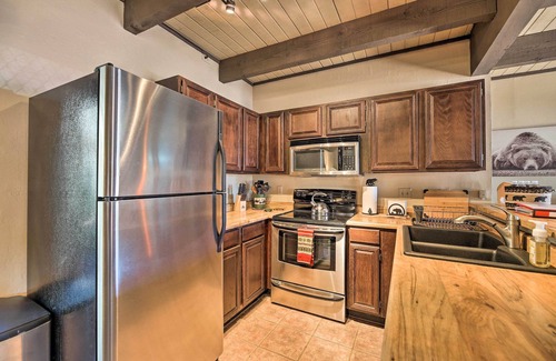 Pinetop Condo | Patio & Fireplace: Country Club Pinetop Condo!