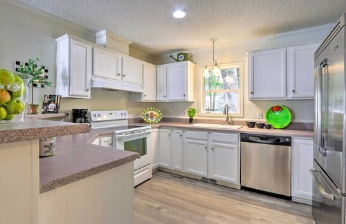 Olde Town Cottage | Patio & Gas Grill: Charming Bluffton Escape!