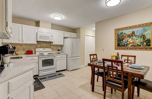 Southside House | Patio Paradise 2BR Retreat 3BA Yard +Garage