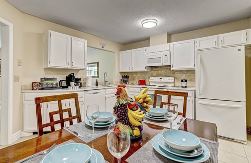 Southside House | Patio Paradise 2BR Retreat 3BA Yard +Garage