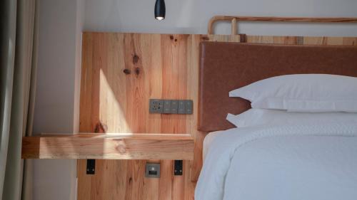 Yongding House | Patio Spring Holiday Inn - Free round trip pick-up service -Panoramic view of Tianmen Mount