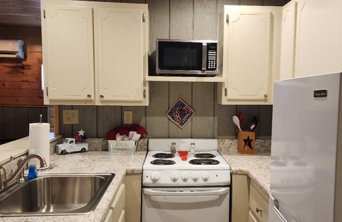Claremore Apartment | Patriot loft @ Upland Hill Manor! Close to the lake and the large city of Tulsa!