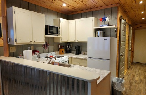 Claremore Apartment | Patriot loft @ Upland Hill Manor! Close to the lake and the large city of Tulsa!