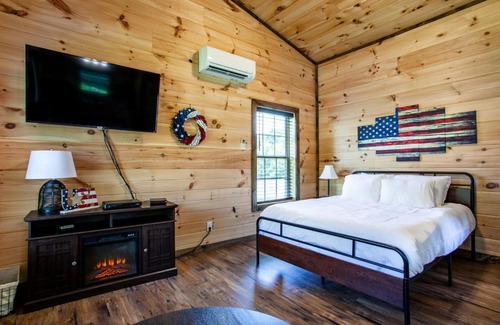 Sevierville House | Patriots Tiny Home w Hot Tub Fire Pit Grill