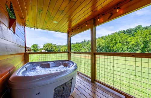 Sevierville House | Patriots Tiny Home w Hot Tub Fire Pit Grill