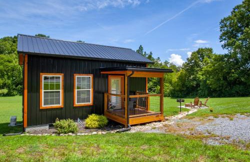 Sevierville House | Patriots Tiny Home w Hot Tub Fire Pit Grill