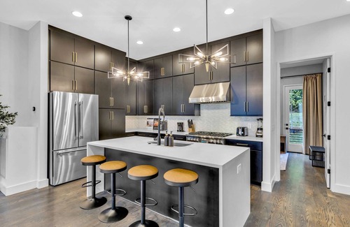 Katie Hill Neighborhood House | Patriots vs Titans rooftop hot tub, sports lounge near Nissan Stadium