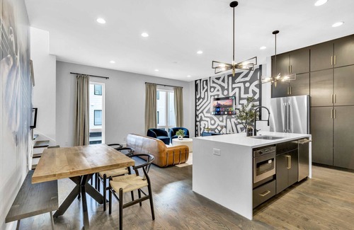 Katie Hill Neighborhood House | Patriots vs Titans rooftop hot tub, sports lounge near Nissan Stadium