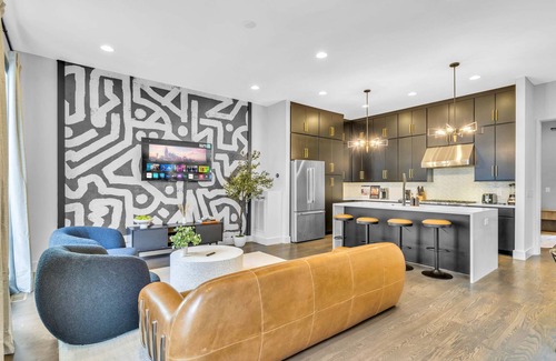 Katie Hill Neighborhood House | Patriots vs Titans rooftop hot tub, sports lounge near Nissan Stadium