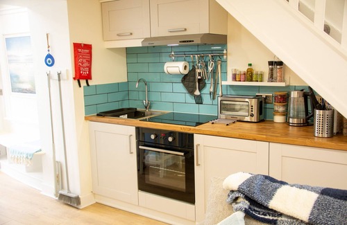 Brynsiencyn Cottage | Pauls Place - sleeps 4 guests in 2 bedrooms