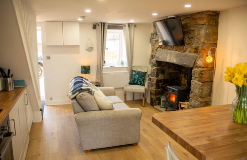 Brynsiencyn Cottage | Pauls Place - sleeps 4 guests in 2 bedrooms