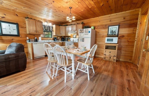 Sevierville Cabin | Paw Prints Secluded Mountain View Cabin with Hot Tub and Pool Table
