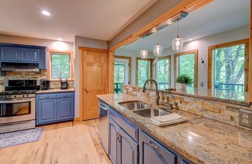 Boone House | Paws A While- Hot Tub, Pool Table, Firepit & More!