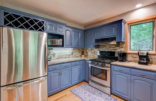 Boone House | Paws A While- Hot Tub, Pool Table, Firepit & More!