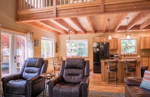 Leavenworth House | Paws in the Mountain-Hot Tub, Fenced Yard, Dogs