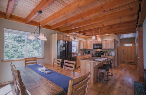 Leavenworth House | Paws in the Mountain-Hot Tub, Fenced Yard, Dogs