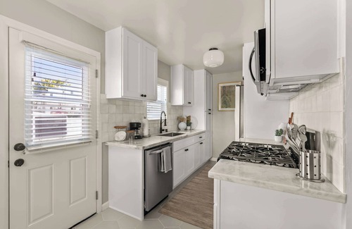 Crown Point House | PB Bungalow-Private fenced yard-Parking-Remodeled!