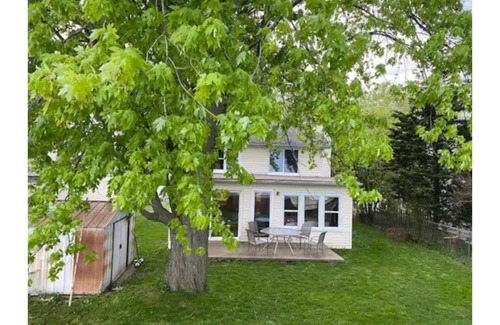 Estral Beach Cottage | Peaceful Lakefront Living – 3-BR Home with Breathtaking Views; Pet & Smoke-Free