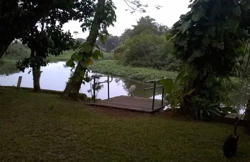 Barranco Alto House | Peace and quiet on the riverfront and close to everything in Caraguá