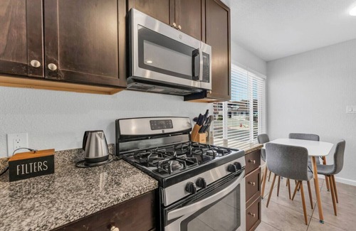 West University House | Peace & Central Location