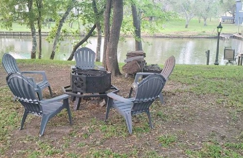 Cedar Lane House | Peace, luxury and fishing under 100 year old oaks