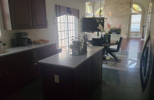 Mainland House | Peace of mind on a big mansion, close to all local stores.