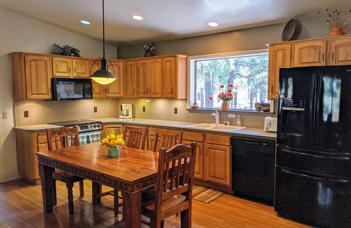 Parks Cabin | *Peace+Pines Paradise* - Cozy Luxury in the Forest