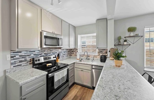 St. Louis Hills Apartment | Peace & Quiet In STL *Free Parking*