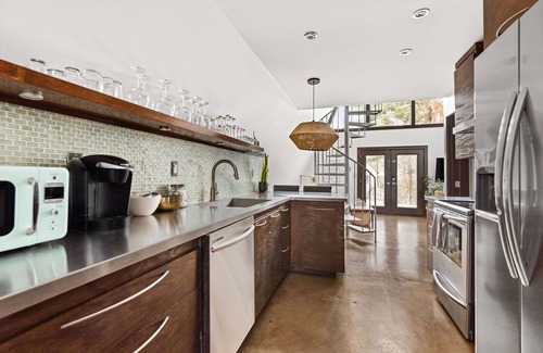 Shelby Hills House | Peace Teepee - Walk to Shelby Park & local shops!