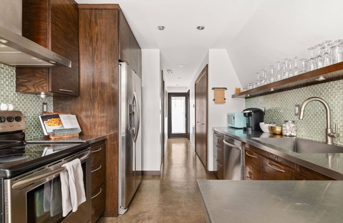 Shelby Hills House | Peace Teepee - Walk to Shelby Park & local shops!