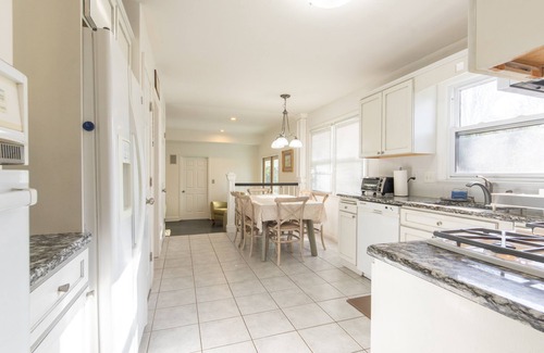 North Brunswick House | Peaceful Spacious Home with Theater. Family Friendly, Centrally located