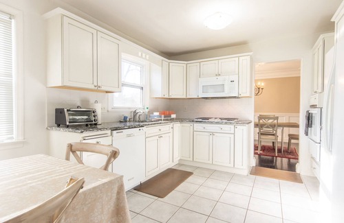 North Brunswick House | Peaceful Spacious Home with Theater. Family Friendly, Centrally located