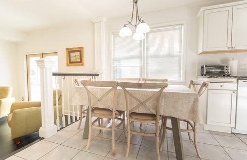 North Brunswick House | Peaceful Spacious Home with Theater. Family Friendly, Centrally located