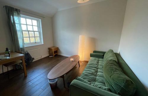 Islington Apartment | Peaceful 1 Bedroom Flat near Highbury and Islington