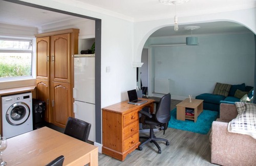 Woodingdean House | Peaceful 2 Bedroom House w/Free Parking + Sea View, close to the South Downs