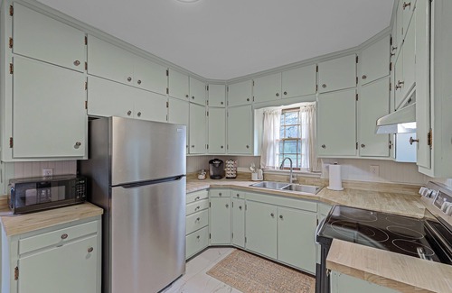 Jackson House | Peaceful 2 Bedroom, 1 bath ~ the Lana Landing ~