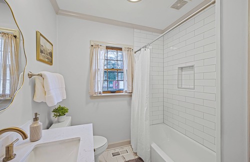 Jackson House | Peaceful 2 Bedroom, 1 bath ~ the Lana Landing ~